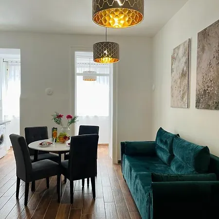 Lux Apartmans Daire *