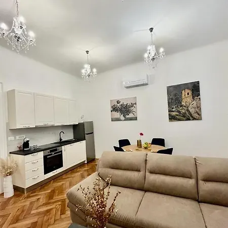 Lux Apartmans بولا